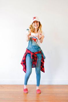 Fall football game outfit ideas with overalls and team shirt. Ways To Wear Overalls, Outfit Utah, Ball Game Outfit, Gameday Outfit Football, Fall Overalls, Outfit Basketball, Overalls Long, Overalls Winter