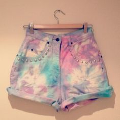 Pastel tie dye high waisted vintage studded denim shorts Punk Outfits For Women, Pastel Punk Outfits, Kitsch Fashion, Pastel Shorts, Abbey Bominable, Clothes Kawaii, Pastel Punk, Sequined Sweatshirt, Pastel Goth Fashion