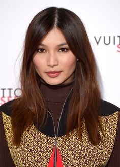 Gemma Chan Hair, Facial Types, Gemma Chan Style, Marvel Actresses, Middle Part Haircut, Round Face Celebrities, Asian Makeup Tips, Old Hollywood Waves, Androgynous Look