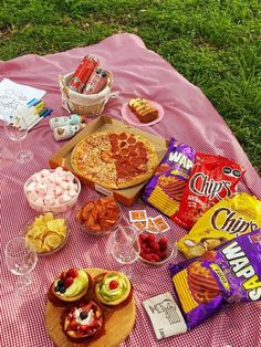 Пикник Picnic Date Outfits, Picnic Date Food, Picnic Planning, Picnic Snacks, Picnic Birthday Party, Date Recipes, Picnic Birthday, Sleepover Food