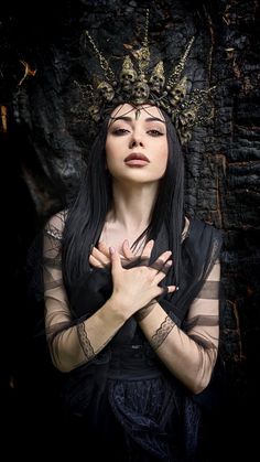 Evil Queen Photoshoot, Hades Crown, Hades And Persephone Costume, Dark Fairy Crown, Witchy Shoot, Persephone Costume, Voodoo Costume, Skull Queen, Nature Crown