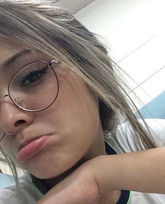 Woman With Glasses, Cute Glasses Frames, Glasses Frames Trendy, Glasses Inspiration, Glasses Trends, Womens Glasses Frames, Selfie Poses Instagram, Fashion Eye Glasses