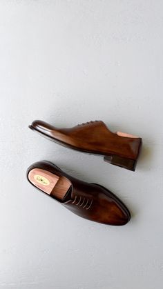 Men's Italian Leather Shoes by Paul Evans // Whole Cut Oxfords // Men's Dapper Fashion #menstyle #mensfashion #dapper Mens Red Dress Shoes, Dapper Fashion, Italy Dress, Rose Gold Shoes, Luxury Menswear, Dressing Well, Alice Walker, Paul Evans, Shoes Quotes