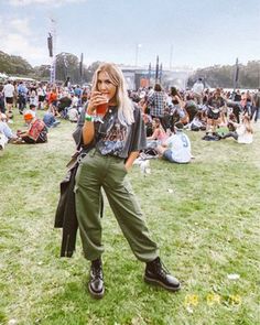 Festival Streetwear Outfit, Edgy Music Festival Outfit, Music Festival Fall Outfits, Festival Outfits Alternative, Picnic Day Outfit Winter, Sylvan Esso Concert Outfit, Casual Fall Festival Outfit, Concert Outdoor Outfit, Festival Cold Outfit