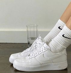 Nike Socks Aesthetic, White Nike Socks, Tenis Air Force, Air Force One Shoes, Nike Air Force 1 Outfit, Socks Aesthetic, Air Force Shoes, White Nike Shoes, Nike Socks