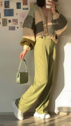 Vintage Clothing Asthetics, Retro Outfits Woman, Comfy Artist Outfit, Yarn Sweater Outfit, Nostalgic Outfits For Women, Artsy Winter Fashion, Modern Clothes Aesthetic, Artsy Astethic Outfits, Layering A Turtleneck Outfit