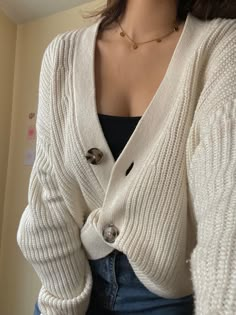 Cute White Cardigan Outfits, Outfits Sueter Blanco, Outfit With White Cardigan, Outfit Sueter Blanco, How To Style A White Cardigan, White Knit Cardigan Outfit, White Cardigan Outfit Winter, White Cardigan Outfit Aesthetic, Open Sweater Outfit