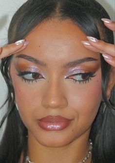 Party makeup inspiration New Years Even Make Up, New Year’s Eve Make Up, New Year’s Eve Eye Makeup, New Years Makeup Ideas, Iridescent Eyes, Manifest 2023, Aura Beauty, Eve Makeup, Y2k Makeup