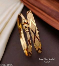 Kids Gold Jewelry, Small Earrings Gold, Unique Gold Jewelry Designs, Indian Bangles, Gold Bangles For Women, New Gold Jewellery Designs, Gold Bangle Set, Women Jewellery