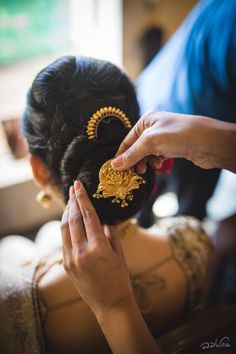 Jada Billalu, Bridal Hair Brooch, Bridal Hairstyle Indian Wedding, Short Hair Bride, Bridal Bun, Hair Brooch, Hair To One Side, Indian Wedding Hairstyles, Bridal Hair Inspiration