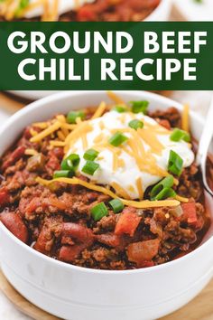 Easy chili recipe with a combination of lean ground beef, kidney beans, and a rich tomato sauce, enhanced with spices like cumin and smoked paprika, presented with ingredients like green bell pepper and onion, perfect for a warm, comforting bowl of chili. Leftover Pinto Beans, Pinto Bean Chili Recipe, One Pot Chili Recipe, Classic Chili Recipe, Pinto Bean Recipes, Beef Kidney, Ground Beef Chili, Classic Chili