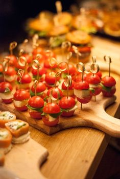 Picnic High Tea, Small Bites For Party, Canape Display, Finger Food Catering, Small Appetizers, Party Food Buffet, Catering Ideas Food, Lake Food Ideas Summer, Food Ideas Summer