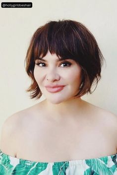 This playful style is the definition of face-framing—it creates a lovely halo around the face that makes it even prettier. Short Bob Face Framing, Face Framing Layers Straight, Short Bob Shag, Bob Face Framing Layers, Bob Face Framing, Short Straight Hair With Bangs, Short Layered Bob With Bangs, Straight Hair With Bangs, Mommy Hairstyles