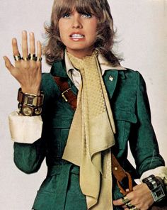 Vogue 1970, Shag Hairstyle, Office Green, Fashion 1970s, 60s 70s Fashion, 60s And 70s Fashion, 70s Inspired Fashion, 70s Outfits, Seventies Fashion