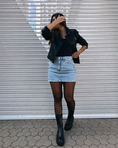 Short Black Skirt Outfit Casual, Punk Style Mini Skirt For Fall, Black Mini Skirt For Alternative Fashion In Fall, Edgy Black Winter Skirt, Edgy Denim Mini Skirt For Fall, Miniskirt Outfits Offices, Black Grunge Mini Skirt For Fall, Mini Skirt Winter Outfit, Skirt Outfit Casual