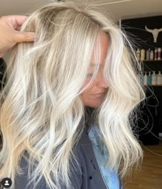 Icy Blonde Super Light Balayage, Blonde Hair With Small Shadow Root, Dyed Blonde Hair With Lowlights, Ice Blonde Highlights On Blonde Hair, Blond Highlights Ideas, Summer Blonde Balayage Short Hair, Summer Ash Blonde Hair, Platimun Blonde Highlights, Bright Blonde Long Hair