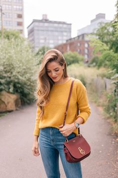 Mustard Yellow Sweater, Fall Fashion Coats, Casual Chic Summer, Pullover Outfit, Yellow Outfit, Gal Meets Glam, Red Handbag, Yellow Sweater, Inspired Outfits