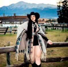 Curvy Cowgirl Outfits, Looks Cowgirl, Ootd Vaquero, Black Western Outfit, Rancho Outfits, Black Cowgirl Outfit, Outfit Vaqueros, Popular Fall Outfits