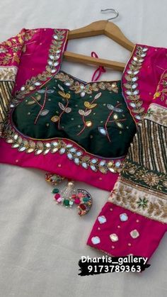 Chunri Blouse Designs Latest, Chunri Saree Blouse Design, Blouse Design New Pattern, Bnarsi Sadi Blouse Design, Rajasthani Blouse Design, Bandhni Blouse Designs Latest, Garba Dresses, Blouse Design Back