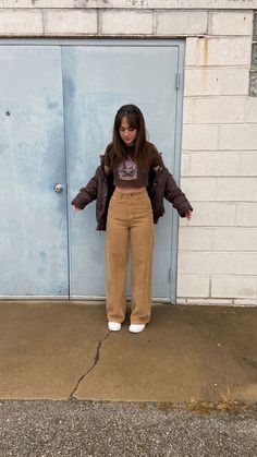 Cute Barista Outfit, Brown Aesthetic Clothes, Crewneck Outfit Aesthetic, Brown Puffer Jacket, Ny Outfits, Look Legging, Brown Puffer, Brown Outfit, Cute Winter Outfits