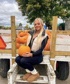 Fall Pumpkin Patch Poses, Cute Pumpkin Patch Poses, Winter Insta Pics, Fall Poses For Instagram, Sweater Photoshoot, Cute Fall Pictures, Cute Outfits For Fall, Mom Outfits Fall, Apple Picking Outfit