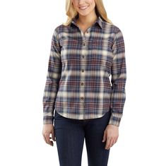 Cogimos la clásica camisa de franela, le añadimos elasticidad y reforzamos las costuras con pespuntes triples para lograr la resistencia que solo Carhartt puede darte.RELAXED FIT5.6 oz/yd² - 190 gsm97% algodón/3% elastanoFranelaRugged Flex™ - Para una mayor libertad de movimientoCuello alto de dos piezasManga largaDos bolsillos en el pecho; el izquierdo incluye un portalápiz y un panel adicional que amplía la capacidad de almacenamientoCierre frontal de botónPuños ajustables con dos botone Plaid Shirt Women, Womens Flannel Shirt, Carhartt Womens, Carhartt Women, Fashion Shirts, Men Shirt Style, Plaid Flannel Shirt, Trouser Jeans, Plaid Flannel