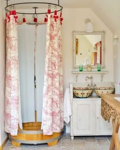 the bathroom is decorated in pink and white