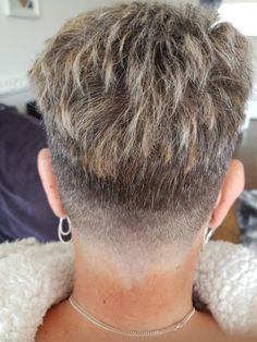 Granny Hair, Shaved Nape, Knitting Tips, Super Short Hair, Pixie Styles, Healthy Smile, Short Hair Older Women, Short Hair Styles Pixie, Short Pixie