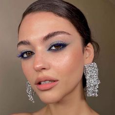 Formal Makeup For Blue Dress, School Makeup Ideas, Makeup Look Smokey Eye, Work Makeup Ideas, Makeup Look Bridal, Classic Makeup Looks, Dramatic Eyeliner, Fall Makeup Trend, Dewy Makeup Look