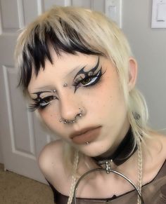 Punk Makeup, Alt Makeup, Graphic Makeup, Swag Makeup, Smink Inspiration, Dope Makeup, Graphic Liner, Alternative Makeup, Edgy Makeup