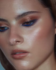 Blue Eyeshadow For Brown Eyes, Brown Eyeshadow Looks, Brown Makeup Looks, Disco Makeup, Brown Eyes Pop, Make Eyes Pop, Blue Eyeshadow Looks, Eye Makeup Images, Round Face Makeup