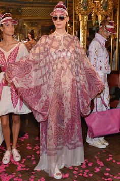 Zandra Rhodes - Spring/Summer 2016 Ready-To-Wear - LFW (Vogue.co.uk) Zandra Rhodes 70s, Fancy Gown, Goddess Outfit, Dress Kaftan, Kimono Design, Fashion Week 2015, Concept Development