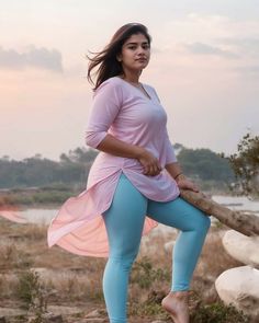 Churidar Leggings, Hot Figure, Desi Dress, Indian Women Painting, Oneplus Wallpapers, Women Painting, Teen Girl Dresses, Hot Pics