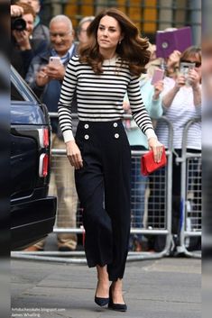 Learn what personal style is and how to find yoursFinding your unique signature style is key to building a capsule wardrobeFor outfit ideas that make you feel confident and beautifulstart here Ducesa Kate, Vévodkyně Kate, Kate Baby, Düşes Kate, Looks Kate Middleton, Nautical Chic, Kate Middleton Outfits, Middleton Style, Catherine Elizabeth Middleton