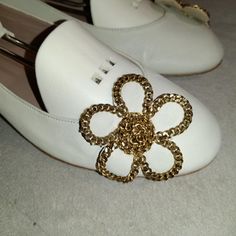 Chloe Chloe Chloe Beautiful Cream Colored Ballet Flats With Chain Flower On Toe. Brand New. Never Worn. The Leather Is So Soft And They Are So Comfortable- I Have A Pair In Black. Chloe Chloe, Flower Flat, Flat Color, Cream Color, Flat Shoes Women, Ballet Flats, Loafer Flats, Chloe, Loafers