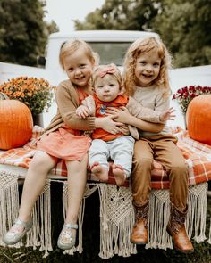 Fall Old Truck Photography, Truck Fall Photoshoot, Fall Photo Shoots, Family Truck, Old Truck Photography, Halloween Minis