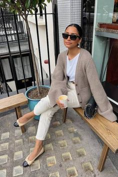 Chilly Spring Outfits Work, Ballet Flats Outfit, Coffee Date Outfits, Chanel Outfit, Skandinavian Fashion, Flats Outfit, Corporate Outfits, Knitting Women Cardigan, Elegante Casual