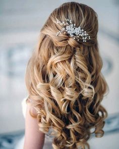 cute hairstyles for natural curly hair half up half down Short Fluffy Hair, Wedding Hair With Cathedral Veil, Hair With Cathedral Veil, Stacking Rings Wedding, Dunner Wordend Haar, Veil Updo, Gold Stacking Rings Wedding, Gold Stacking Rings