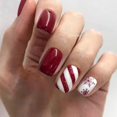 Discover easy and festive simple Christmas nail designs perfect for beginners, with tips for short nails and holiday parties. Square Oval Christmas Nails, Festive Nails Christmas Red, Nokti Za Bozic, Christmas Nails Gel Almond, Christmas Nail Designs 2023, Red Festive Nails, Christmas Nail Art Red, Simple Christmas Nails, Nails Festive