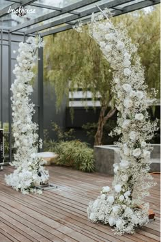 White Roses Engagement Decor, Flower Arches For Weddings, Simple White Decor Wedding, Arch Flower Backdrop, Garden Arch Wedding Decor, Diy Wedding Walkway, Elegant Arch Wedding, White Floral Ceremony Arch, Wedding Flowers On Arch