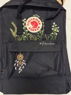 Itskanken - Etsy España Fjallraven Kanken Black, Embroidered Kanken, Backpack Art, Embroidered Backpack, Backpack Decoration, Pola Sulam, Embroidery Bags, Cute Embroidery, Embroidered Bag