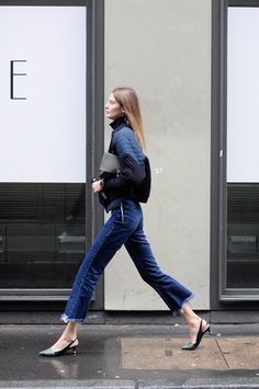 Looks Jeans, Moda Denim, Beige Outfit, Moda Chic, Cropped Flare Jeans, Looks Street Style, Cropped Flares, 가을 패션, Street Chic