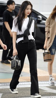 Kpop Airport Fashion, Airport Fashion Kpop, Korean Airport Fashion, Look Office, Korean Outfit Street Styles, Korean Casual Outfits, Red Velvet Joy, Korean Girl Fashion, Interview Outfit