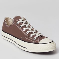 Nwt Wmns Brown Converse Chuck Taylor Low Top Size 8 Never Worn Comes With Original Box Price Is Always Negotiable Leave An Offer Brown Top Outfit, Converse Chuck Taylor Low, Converse Gold, Converse All Star White, Converse Star Player, Brown Converse, Converse Brown, Classic Converse, Black High Top Converse