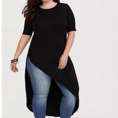 Nwt Torrid Black Asymmetrical Tunic Shirt Size 1x Brand New! Great To Be Worn With Jeans! This Flattering And Edgy Asymmetric Hem Gives A Soft, Basic Tunic A Not-So-Basic Silhouette. Super Soft Fabric, Crew Neck, Short Sleeves, Asymmetrical Hem, Knot Accent And Super Stretchy! Pit To Pit Is 20 Inches + Stretch! Length Is 57 Inches! Elegante Casual, Plus Size Fashion For Women, Black Women Fashion, Curvy Girl Fashion, Plus Size Womens Clothing, Curvy Outfits, Plus Size Jeans, Look Plus, Curvy Fashion