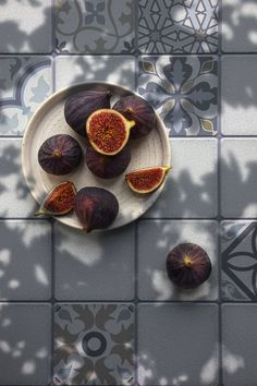 figs on a plate with shadows from the tiles