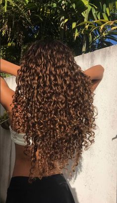 Curly hair Healthy Curly Hair, Curly Hair Care Routine, Brown Curly Hair, Curly Hair Photos, Curly Hair Styles Easy, Hairdos For Curly Hair