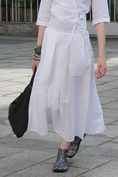 Hakama skirt in linen and cotton blend (mixed race) available in white, black, navy. 2 pockets on the sides. Length: 87cm Waist size (The size is adjustable by the buttons on each side) S:70-78cm, M:74-82cm, L:78-86cm, XL:84-92cm The model (172cm) wears size S. Made in India Hakama Skirt, Linen Summer, Womens Skirts, Summer Skirts, Waist Size, Cotton Linen, White Black, Art Collection, Womens Skirt