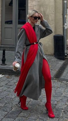 Red Coat Outfit, Fashion Trend Forecast, Parisienne Chic, Grey Coat, Winter Fashion Outfits, Coat Fashion, Moda Fashion, Look Fashion, Fashion Inspo Outfits