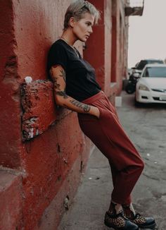 2023 Queer Fashion, Queer Style Tomboys, Gender Neutral Photoshoot, Queer Fashion Androgynous Style, Gender Fluid Outfit, Androgynous Business Casual, Non Binary Style, Genderfluid Outfit Ideas, Nonbinary Model